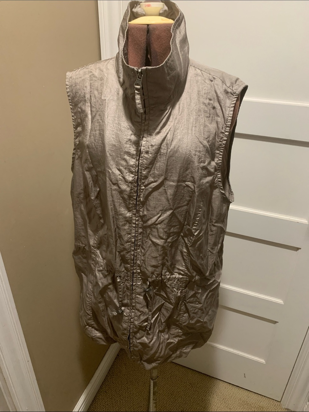 Chicos Weekendes Sleeveless Zip-Front Lightweight Vest in Taupe